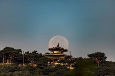 수원 화성 서장대로 지는 슈퍼블루문