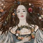 그녀는 꽃으로 만든 화관을 늘어진 버드나무 가지에 걸려고 기어오르다심술궂은 가지가 부러져 화환과 함께 흐느끼는 시냇물 속으로... 
