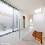 언덕길에 자리한 세 식구의 협소주택 | 다음뉴스 | 2층 집 디자인, 집 스타일, 집