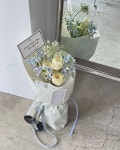 conte baking(꽁뜨베이킹) | ㅣ CONTE DE FLEUR flower studio 귀여운 고객님 만큼 귀여운... 꽃다발🩵 ⠀ ⠀ ⠀ 𝘾𝙊𝙉𝙏𝙀 𝘿𝙀...
