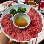 구성된 뒷고기 간장 양념한 석쇠구이 등 흑돼지의 모든 것을 보여드립니다 진한 육수의 김치찌개와 조개베이스 된장찌개 콩나물밥과 물국수 등... 