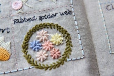 프랑스 자수 배우기 그녀들의 프랑스 자수 수업 풍경은 여자들의 정겨운 수다와 취미의 감성을 나누는 소통... | 자수, 수공예 자수, 스티치