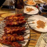 Instagram의 맛집킬러 혜띠🔪님: “다이어트 결심하자마자 술먹으러간 나레기 ....🤦🏻♀️ 내가 젤 사랑하는 하노이 양꼬치 . 내 최애... 