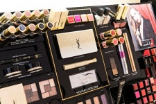 YSL_BEAUTY(와이에스엘뷰티) | 연이은 품절을 기록한 입생로랑 뷰티(YSL BEAUTY)의 홀리데이 한정판. 갤러리아명품관 WEST 1층에서 포착한 금빛 팔레트, 고급스러운...