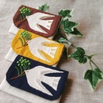 鳥とバーゼリアのカードケース 🕊初めてのアップリケ刺繍をやってみました✨布や糸の質感がそれぞれ出たかな？... 