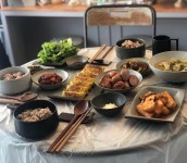 친한동생 @iamyunz 이 차려준밥상🍚 한끼도안먹어배고팠는데 두시반쯤 완전흡입...😱 종종 여자가 되어줘요🤣🤣윤정씨😍”