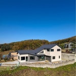 오늘 소개할 집은 남양주에 지어진 2층 단독주택입니다! 이 주택은 높고 개방감 있는 거실 덕분에 답답함 없이 시원한 공간을 느낄 수 있습니다.... 