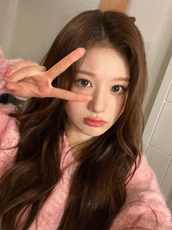 Pin page [] Sullyoon Bubble update | #NMIXX #엔믹스 #SULLYOON #설윤 | Celebridades, Cortes de cabello corto, Thing 1