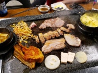 ricopin「魔法のキムチと肉を明洞路地裏で！【삼겹천하/サムギョプチョンハ・明洞】」 | 食べ物のアイデア, 韓国料理のレシピ, 肉