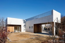 Modern residence located in Yangpyung valley 진정한 쉼을 찾은 곳, 마당 많은 집 | Daum 부동산 | 콘크리트 디자인, 집, 콘크리트 집