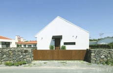 마을의 풍경을 바꾼 하얀 집 / osirok軒