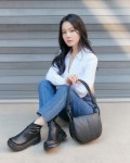 이하이 on Instagram: “가을이 오면.. 예쁜걸 전부 꺼내 걸쳐요 🍃🍂 @charleskeithofficial #CharlesKeithFW21... 