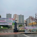 골목길 중심에서 남쪽을 바라보았을때 있는 초등학교 골목길 중심에서 남쪽을 바라보았을때 있는 초등학교 | Castle, Landmarks, Park