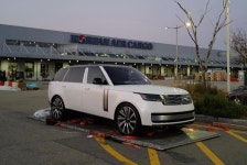 probably the coolest unboxing experience I’ve ever had. #NewRangeRover #SV #Serenity✨ 공항에 마중도 나가, 서울 구경도... 