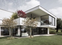 Design a Luminous Contemporary Home in Uitikon, Switzerland | HomeDSGN | 고급 주택 외관, 현대 주거 건축, 현대식 건축 주택
