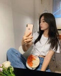 예 리 บน Instagram: “애숙이가 오다주웠다고 꽃을 줬다. 정말 오다 주운 것처럼 꽃이 담긴 종이가방이 비에 젖어 너덜너덜 했다... 