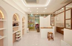 화이트톤 깔끔하고 모던한 분위기의 10평 미술교습소 인테리어 (강동구 상일동)