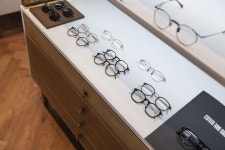 그루브(Groove) - 프리미엄 하우스브랜드 안경 편집샵 - 디자인투플라이 | Eyewear display, Optical shop, Electronic products