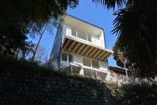 시원한 전망을 담고 따뜻한 삶을 품은 경사지의 집 | House styles, Outdoor decor, Interior, exterior