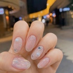 홍대_다혜킴네일 on Instagram: “인증샷 최궁🌸 - #다혜킴네일_꿀진주 - 물결 추가 하셨습니다 - 연수 쌤 시술 - 예약이 금방금방 차니... 