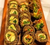 밥 대신 메밀국수로 김밥을? 이색적인 김밥 만들기 - PLUSNEWS