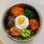 오늘은 양푼이에다가 #나물 이랑 채소 듬뿍 넣고 #양푼이비빔밥 🥗 해먹었다. 오랜만에 #약고추장 🌶 만들어 놓으니 든든해☺️☺️ 참기름... 