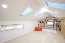 작은 땅에서 넓은 마당을 얻은 집