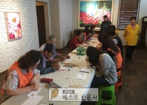 [경주시 : 김홍준 기자] 경주시, 치매보듬마을(두대경로당) 어르신들의 예천 신풍미술관 답사.   문화 산책하러 함께 떠나요.   경주시 보건소... 