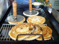 호떡 (Sweet version of a pupusa, but with honey/brown sugar in the middle). Perfect snack for the winter! | 식품 아이디어, 음식... 
