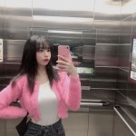 Photo by 황 지우 on April 04, 2020. 이미지: 사람 1명, 서 있음, 실내. | 미용실, 사람, 교복