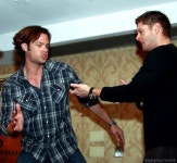 J2 acting out a story at Chicon 2009 via lipglosskaz #JaredPadalecki #JensenAckles #ChiCon2009(이미지 포함)
