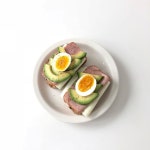 만들기 정말 간단한 아보카도 오픈샌드위치🥑🥑 반숙계란 올려먹으니 더 맛있는걸😋🥚🥓🧀💛 #르데이지스튜디오... 