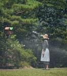 영화 늘봄가든, 보고 있으면 소름 돋는 ‘묘하게 섬찟한 스틸’ 4종 공개!