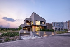 ▶공사명 : 동탄 단독주택 (2022) ▶건물규모 :지상 2층 ▶구조 : 기초 - 철근콘크리트 / 골조 - 경량 목조주택  ▶지붕 : 리얼징크... 