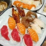오픈한 은행골🍣 눈앞에 보이면 들어가줘야지🍣 주문은 특상초밥(도로3+연어3+엔가와2+장새우2+장어2)과 특선초밥(연어4+활어4... 
