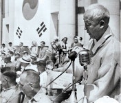 남한에서는 이승만을 대표로 한 제헌국회가 1948년 7월 17일 제헌헌법을 공포합니다. 이는 더 이상 국가의 운영과 관리가 왕이 아닌 법에 의해... 