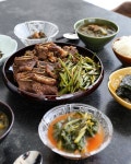 라갈비 양가에 한통씩 갖다드리고, 우리 먹을꺼도 쪼매 남겨뒀던거... 부추겉절이 곁들여먹으니 맵단의 기가막히는 조화로움😋 역… | 식품... 