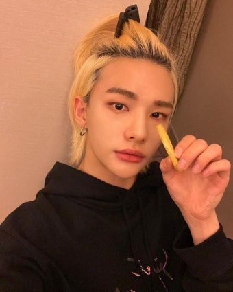 Stray Kids 스트레이 키즈 on Instagram: “ #hyunjin #lovestay” | Chicas malas de disney, Razones para sonreír, Fotos de...