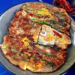 부산 해운대 달맞이길에 위치한 민속주점 맛집 #솔마루 . 고급지고 트렌디한 레스토랑이 즐비한 거리에 허름한 가게 . 테라스에서 바라보는 오륙도... 