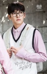 대학시절의 범생이 지욱. 잠자리 안경을 낀 채 단정한 옷과 가방을 멘 지욱. | Ji chang wook, Suspicious partner, Ji chang wook smile