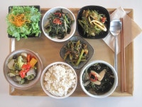 건강한현미밥, 젓갈이들어가지않은 열무김치, 상 큼한 양파드레싱 샐러드까지 신선한 오늘의 밥상 드시고 지치 몸을 푸릇하게 일으켜 보세요-!