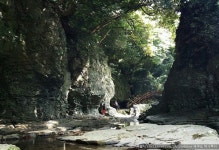 안덕계곡 : 계곡 안쪽에서 보면 신비로움이 느껴지는 안덕계곡. 이승기, 수지 주연의 구가의서 촬영한 계곡