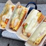 파빵이먹스타그램 on Instagram: “#문토스트잠실점 도톰한 계란지단에 모짜렐라치즈 듬뿍 한 개 사면 두 개가 나옴 내스타일 ^^ 다른 맛은... 