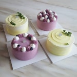 세 개의 다른 토핑이 올라간 케이크