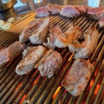 Instagram의 맛집킬러 혜띠🔪님: “신사동 맛집 돈몽🐷 사람이 너무많아서 깜짝놀랐어요.. 여기가 진짜 맛집이구나!!!!! 일단 7시반에서... 