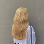 Pin page 이태원미용실/염색,탈색전문/워라벨위드키 on Instagram... 옐로우 빛이 은은하게 남아있는 베이지 염색입니다 금발머리 하고싶은대... 