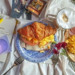 @mood._.som #다이닝테이블 #데스크테리어 #홈카페 #홈카페놀이 #크로아상샌드위치 #홈쿡 #온더테이블 #브런치맛집 #스크램블에그 #스크램블... 