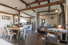 Regardez ce logement incroyable sur Airbnb : 동쪽 바닷가마을의 이국적인 감성 돌집_한동안 제주… | Décoration maison... 