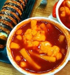 😘 두번째 먹는 신전떡볶이 😗 (Spicy Cheese Tteokbokki n Gimbap) . . 국물 떡볶이에 후추맛이 매력적인 신전. 내입에는 중간... 