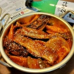 마시고파서 코다리조림 졸였어요😘 고추잎이랑 올려먹으며 매콤하니 맛나요 쫀득한 가래떡도 들어있어서 술안주용으로 넘 최고네요... 